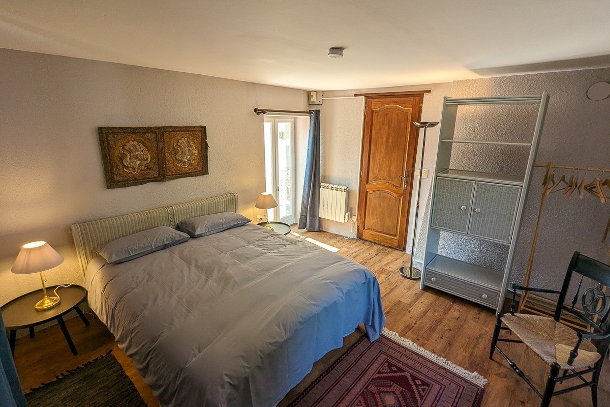 Chambre2 (1er étage) : lit queen size