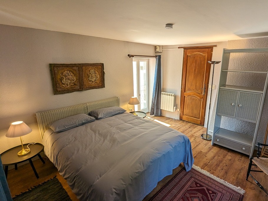 Chambre2 (1er étage) : lit queen size