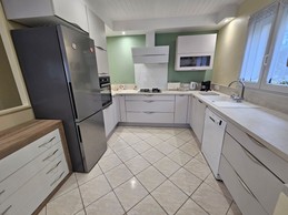 La cuisine aménagée et ouverte sur la pièce de vie de 40 m²
