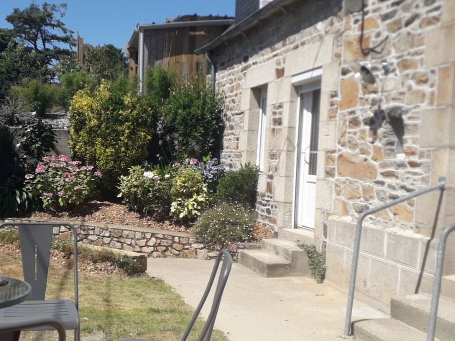 Location Paimpol Clévacances Derrien, vue extérieure de la maison coté rue