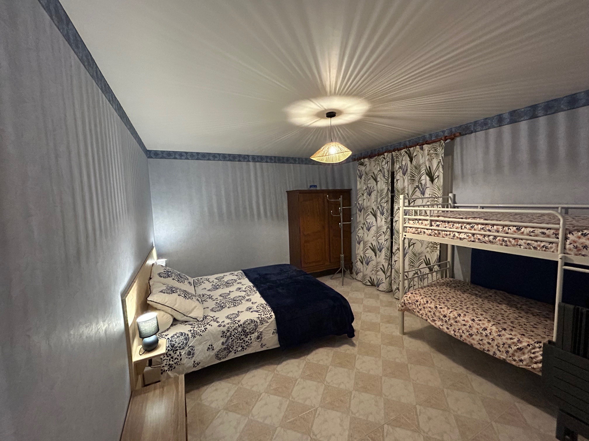 Chambre avec lit double et lit superposé