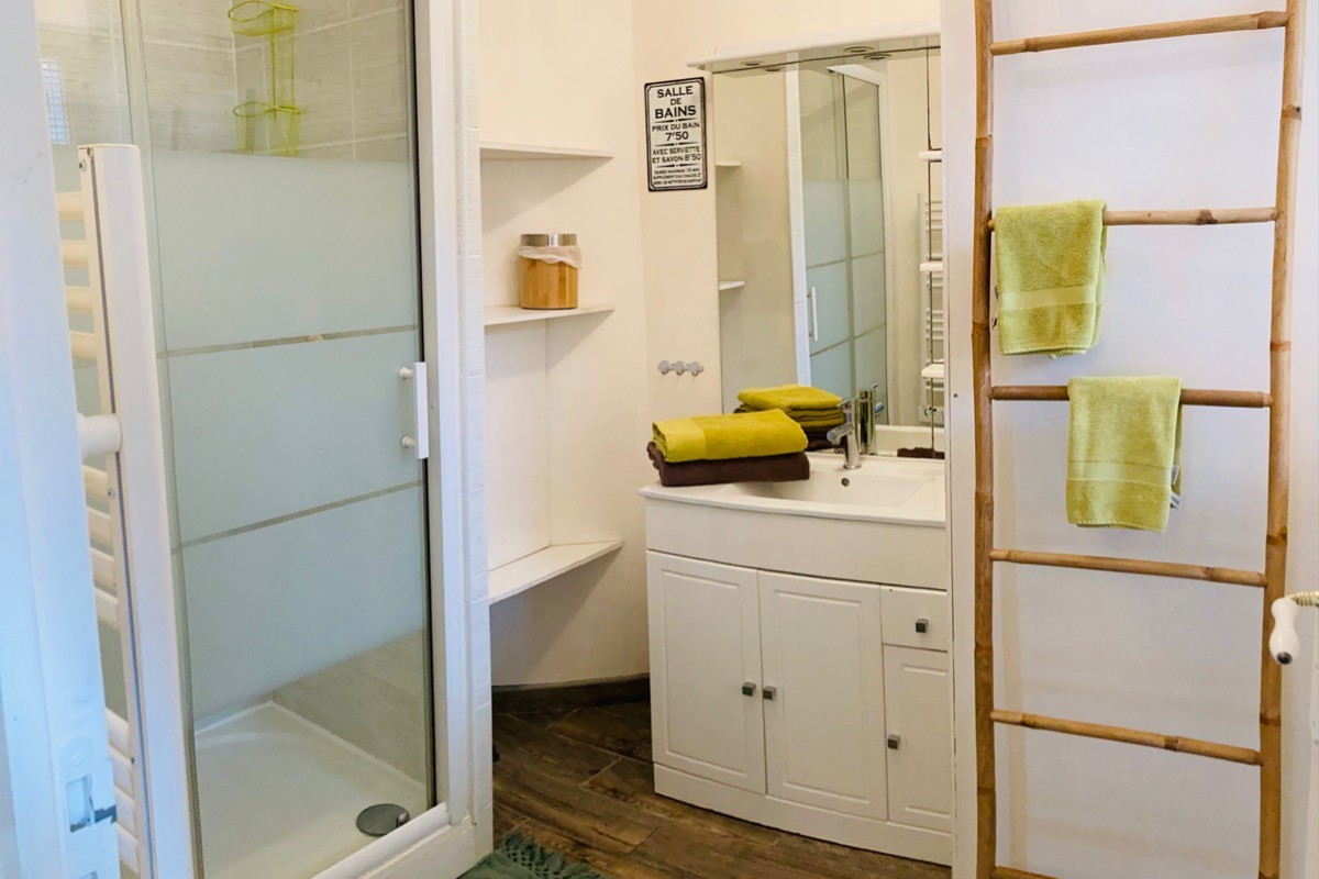Salle de douche, avec un grand drap de bain et une petite serviette par personne. Savon et sèche cheveux à disposition. Les tapis de bain sont inclus.