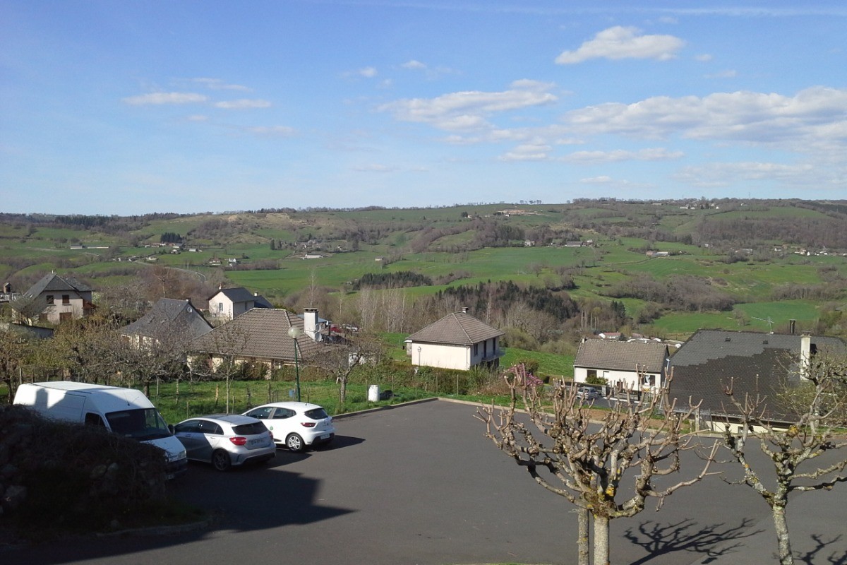 PARKING A COTE DE LA LOCATION