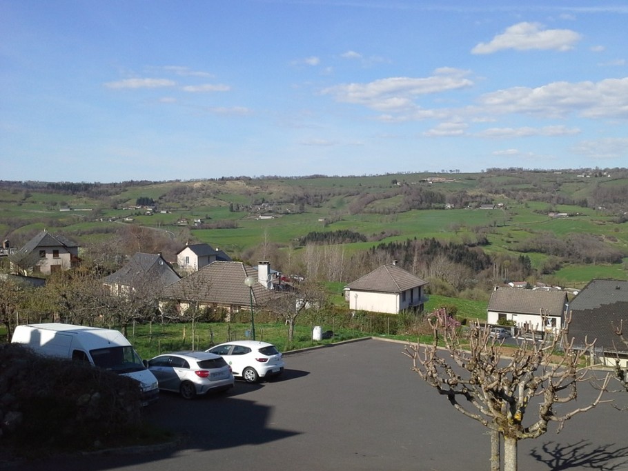 PARKING A COTE DE LA LOCATION