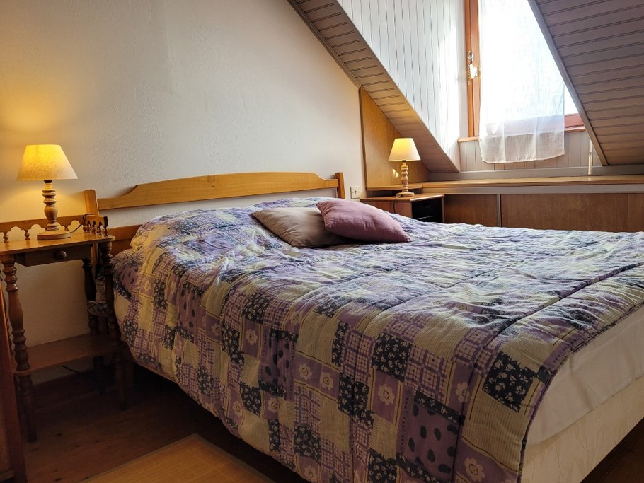 Chambre-sous-toit-espace-mezzanine-espace au dessus salon-lit-double-Location-Clévacances-Paimpol-Hery-Meron