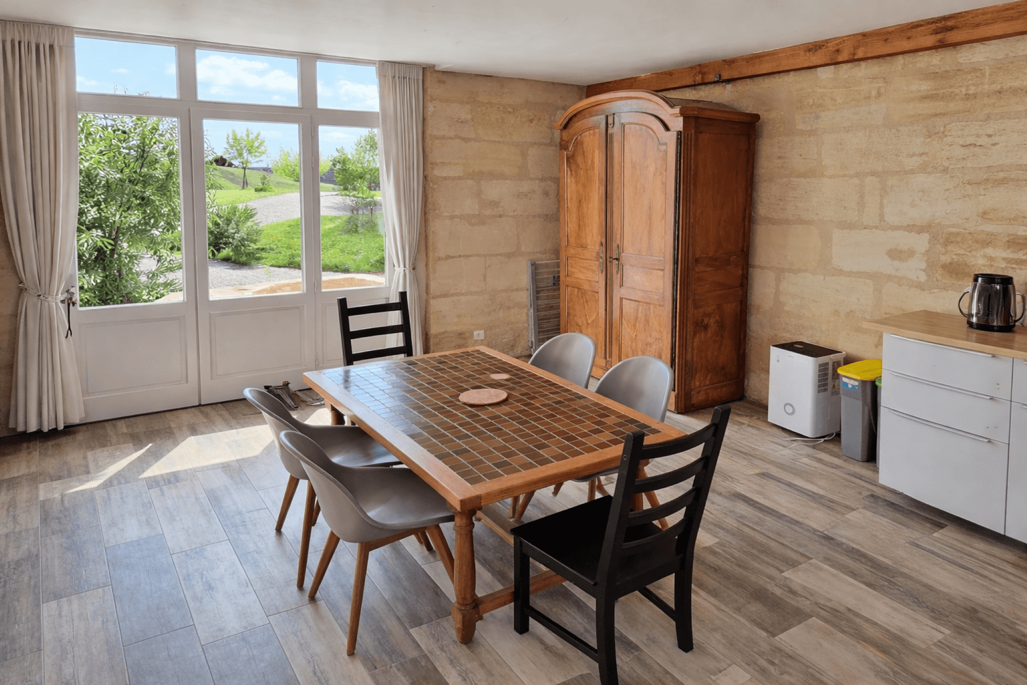 Espace repas et coin cuisisne