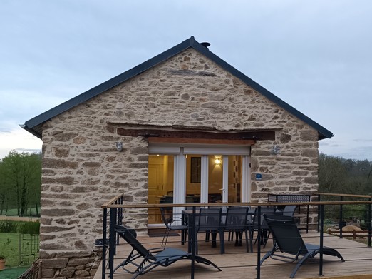 Location de vacances en Aveyron avec grande terrasse privative et vue nature