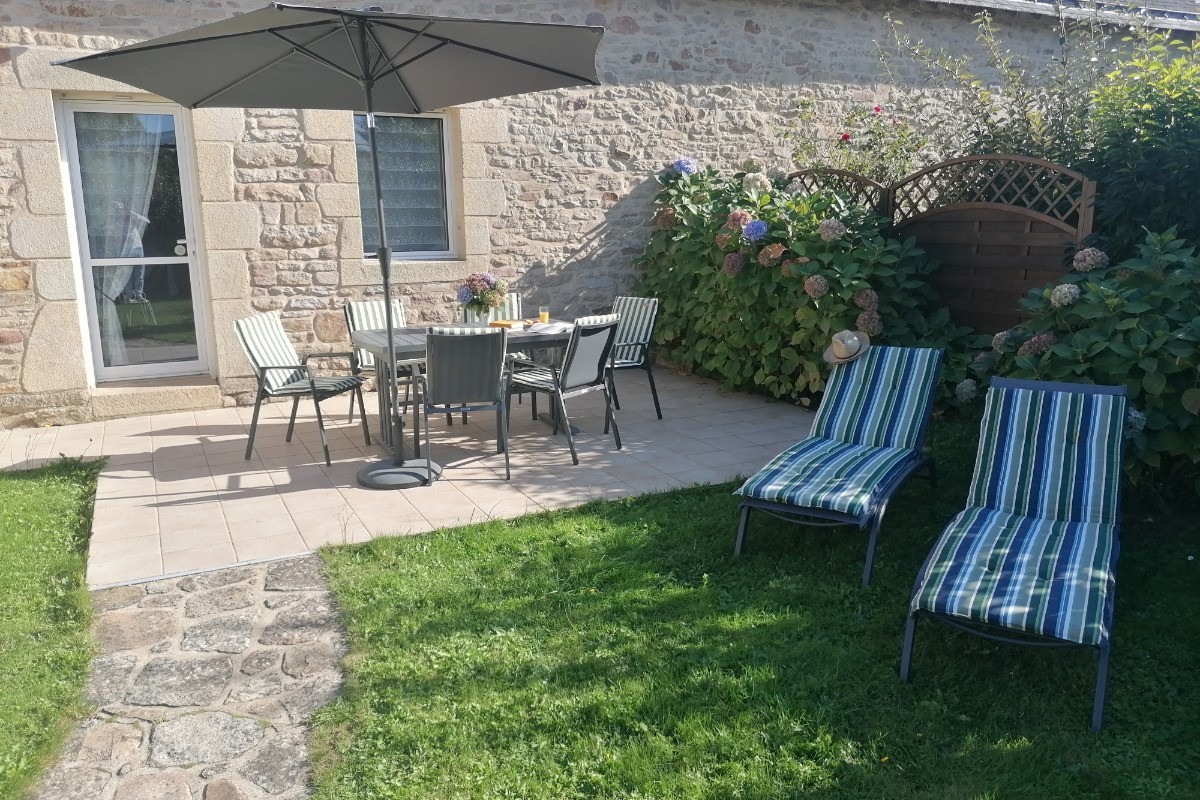 TY AR MEN: A l'arrière de la maison, votre terrasse et jardin privés CLOS, sans vis à vis.