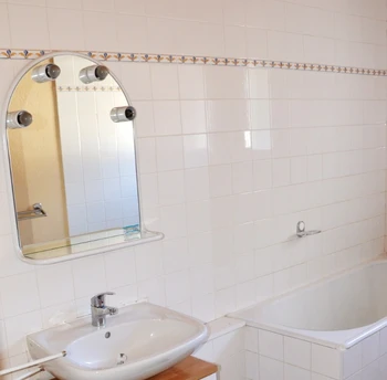 Salle de bains avec baignoire
