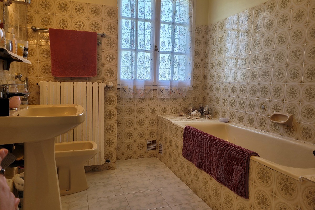 Chambre d'hôtes Clévacances, Ploluha, chez M. et Mme Mac Lachlan, la salle de bain de la chambre familiale comprenant baignoire, lavabo et bidet