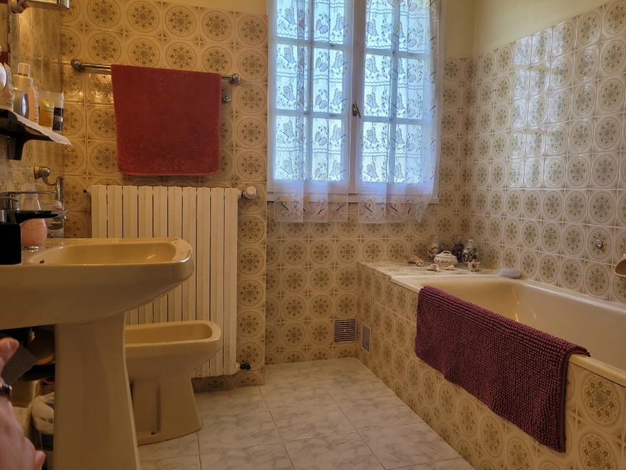Chambre d'hôtes Clévacances, Ploluha, chez M. et Mme Mac Lachlan, la salle de bain de la chambre familiale comprenant baignoire, lavabo et bidet