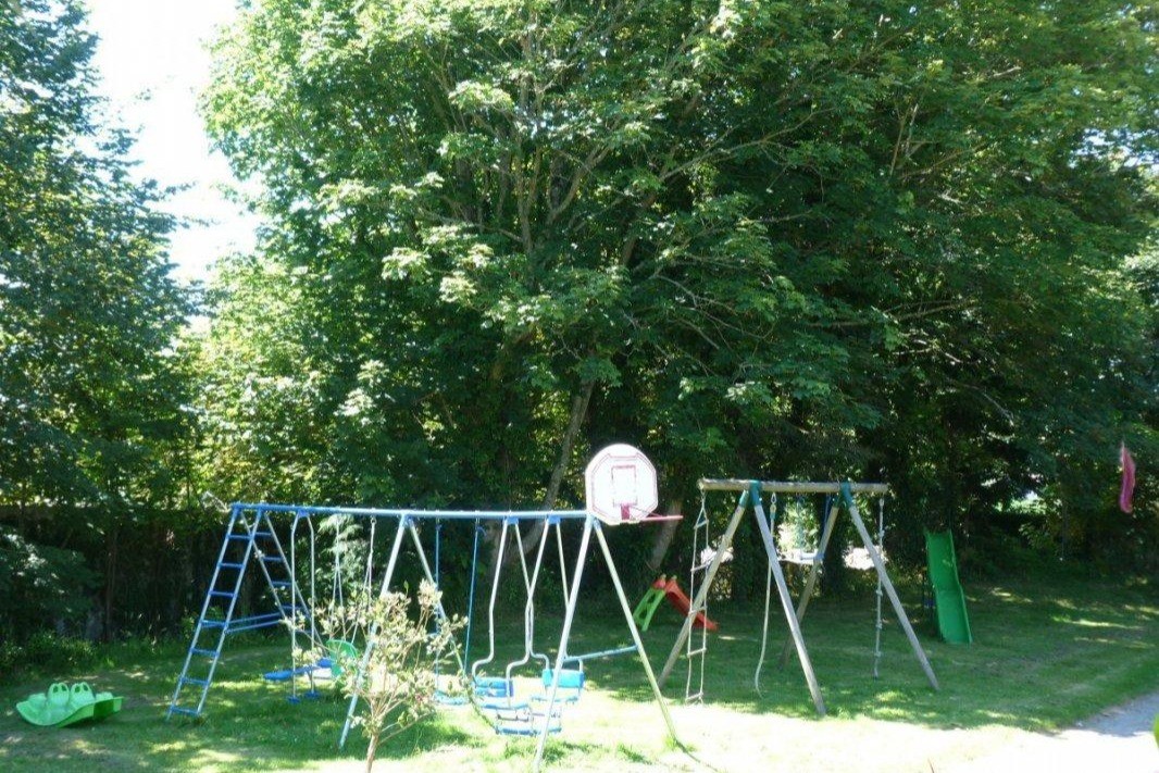 aire de jeux avec balançoires
