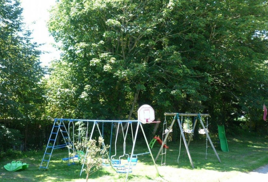 aire de jeux avec balançoires
