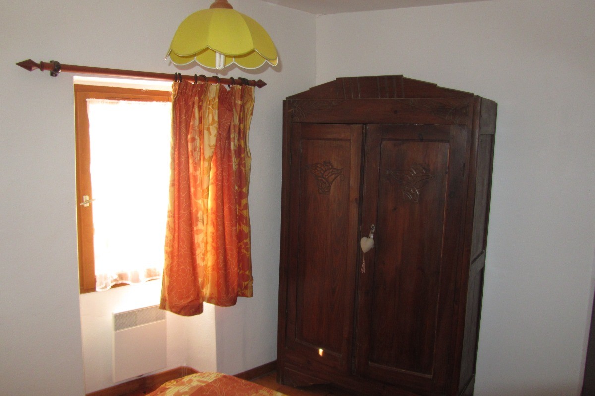 Chambre orange fenêtre et armoire
