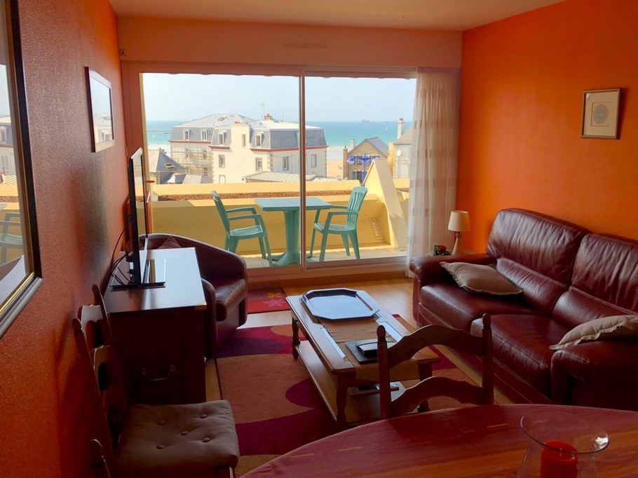 Pièce de vie chaleureuse vue mer avec accès à la terrasse (coin salon, coin séjour, coin cuisine)