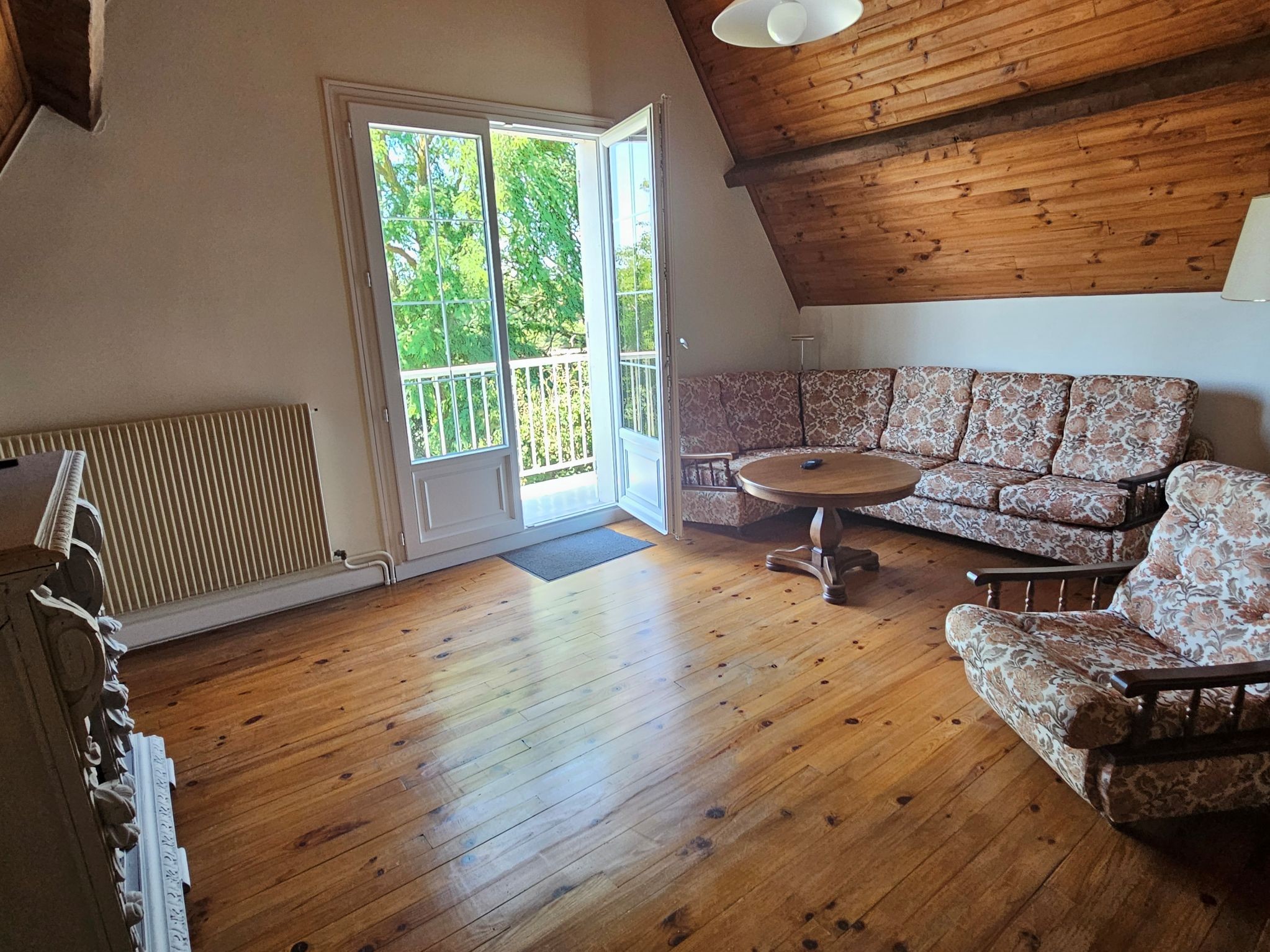 le coin télévision du 1er étage, avec le balcon