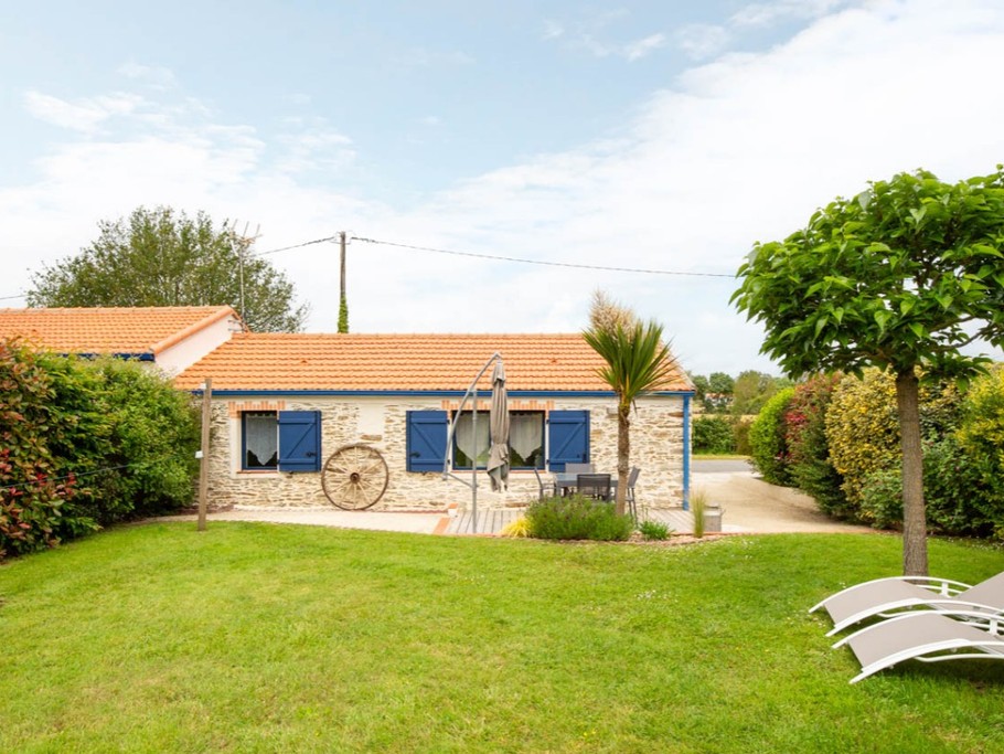 Private garden with terrace, garden furniture, parasol, deckchairs, washing line and barbecue.
