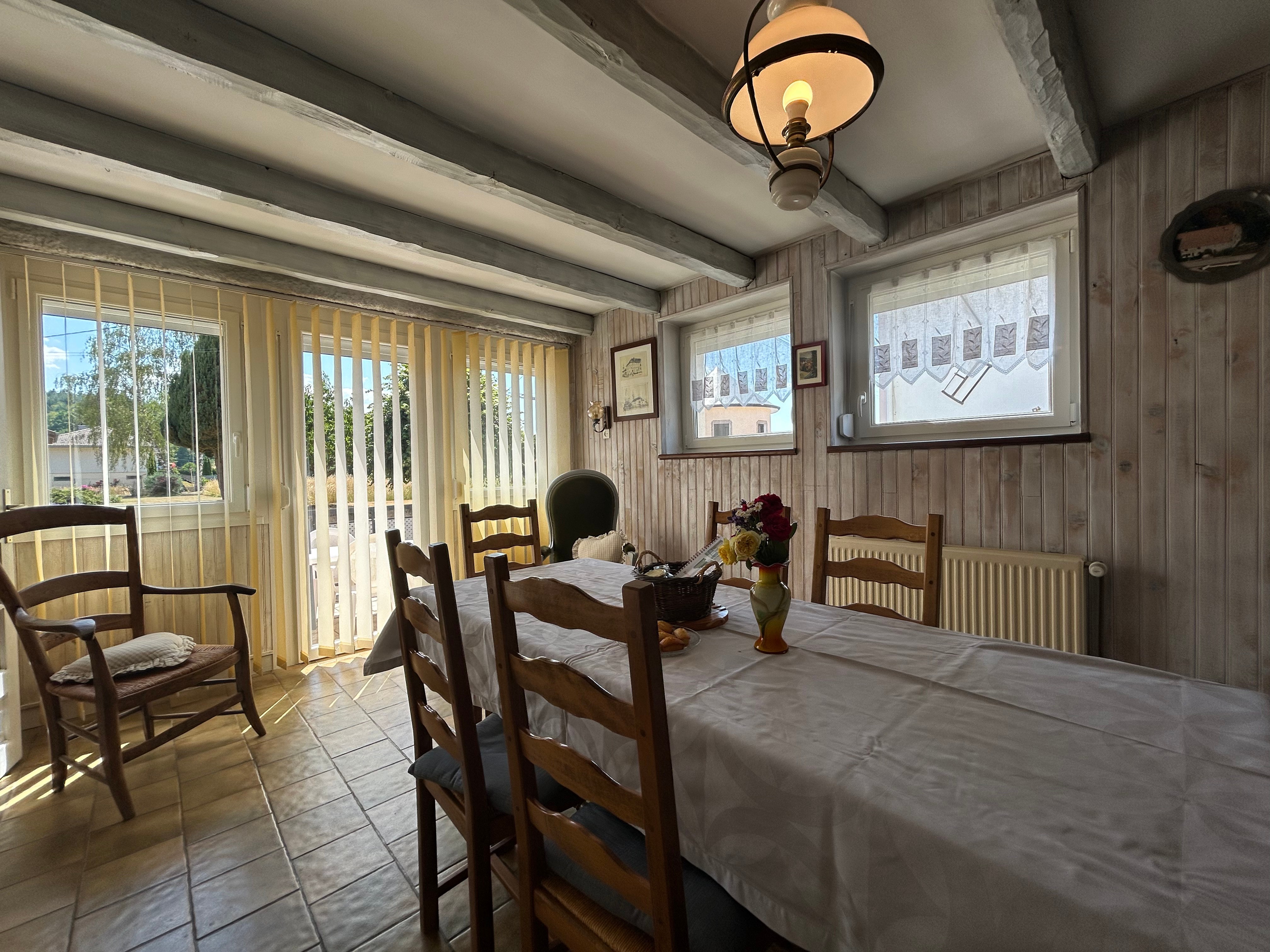 Espace repas - Gîte Bellegoutte, campagne et nature