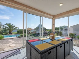 Villa Marennes Cap Oléron avec piscine et véranda avec vue sur le jardin pour 8 personnes en Charente maritime