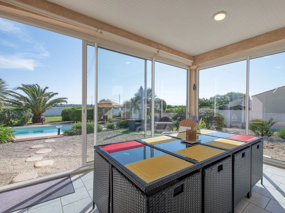Villa Marennes Cap Oléron avec piscine et véranda avec vue sur le jardin pour 8 personnes en Charente maritime