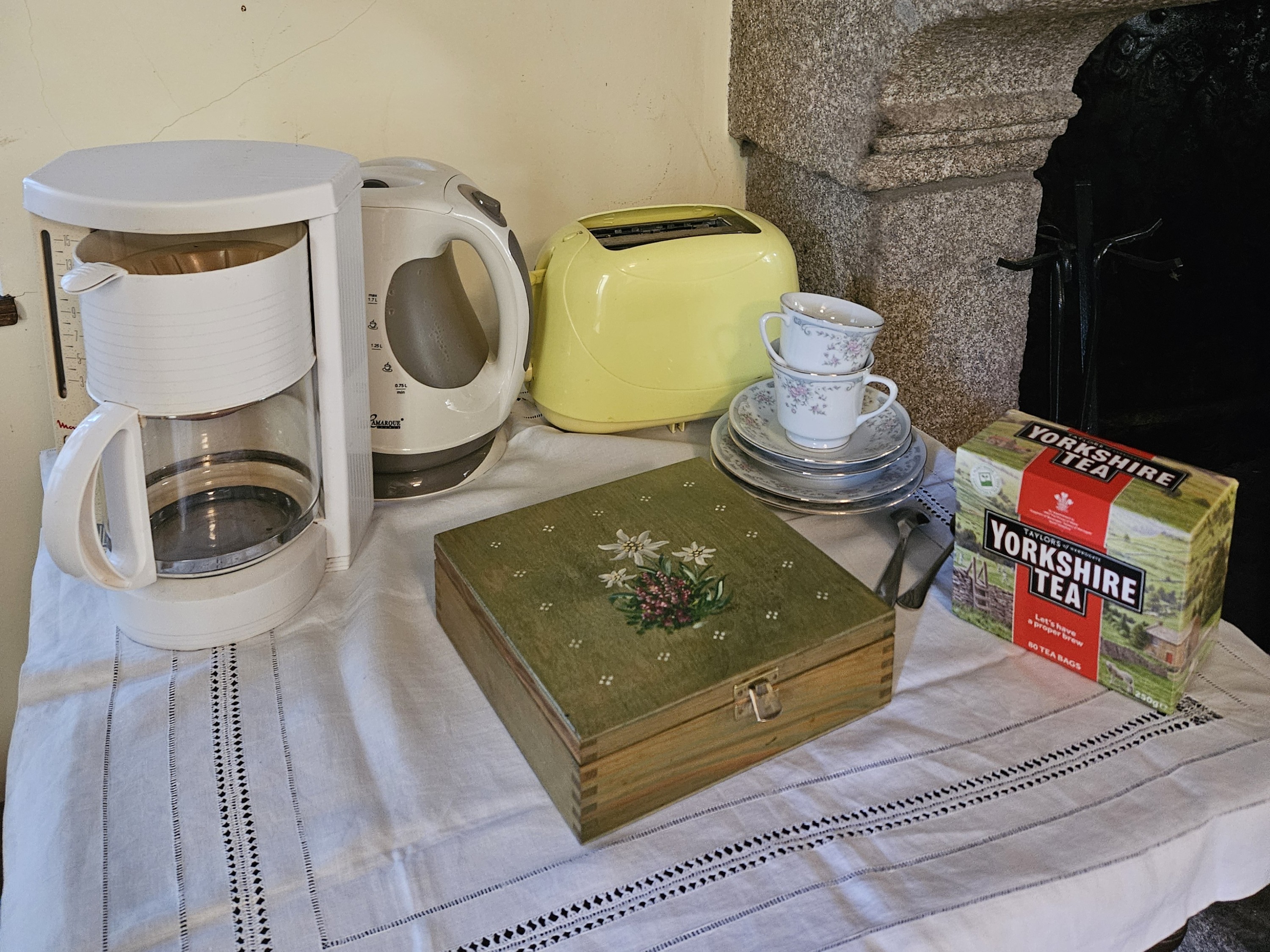 La salle des petits-déjeuners. Une cafetière et une bouilloire sont aussi à votre disposition tout au long de la journée.