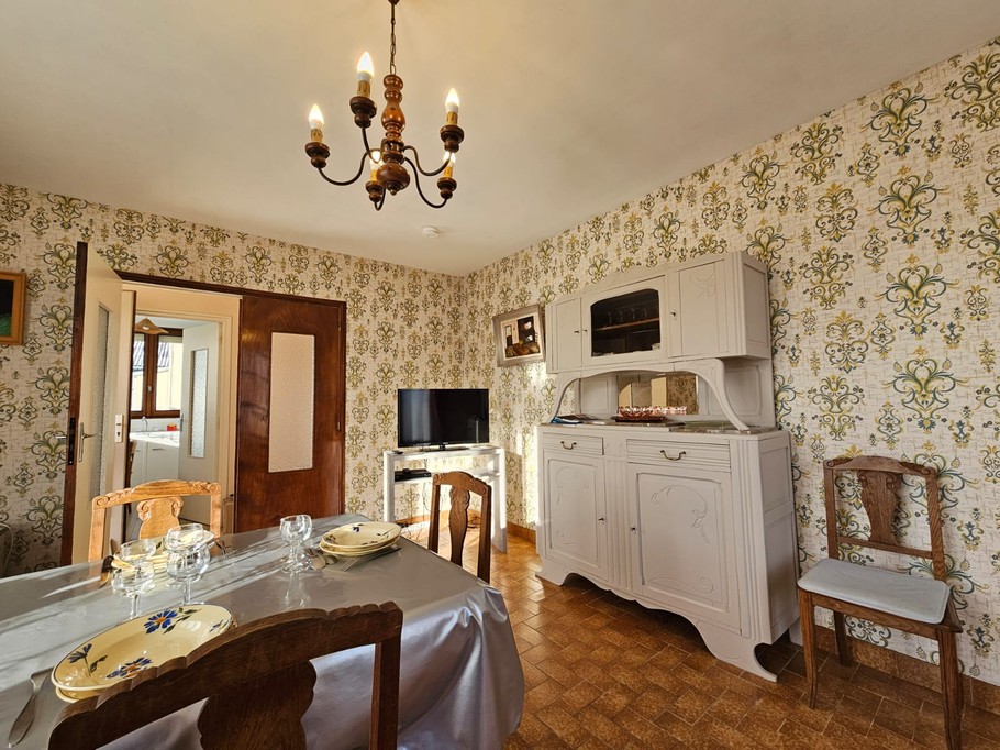 Salon / Séjour avec TV, table à manger