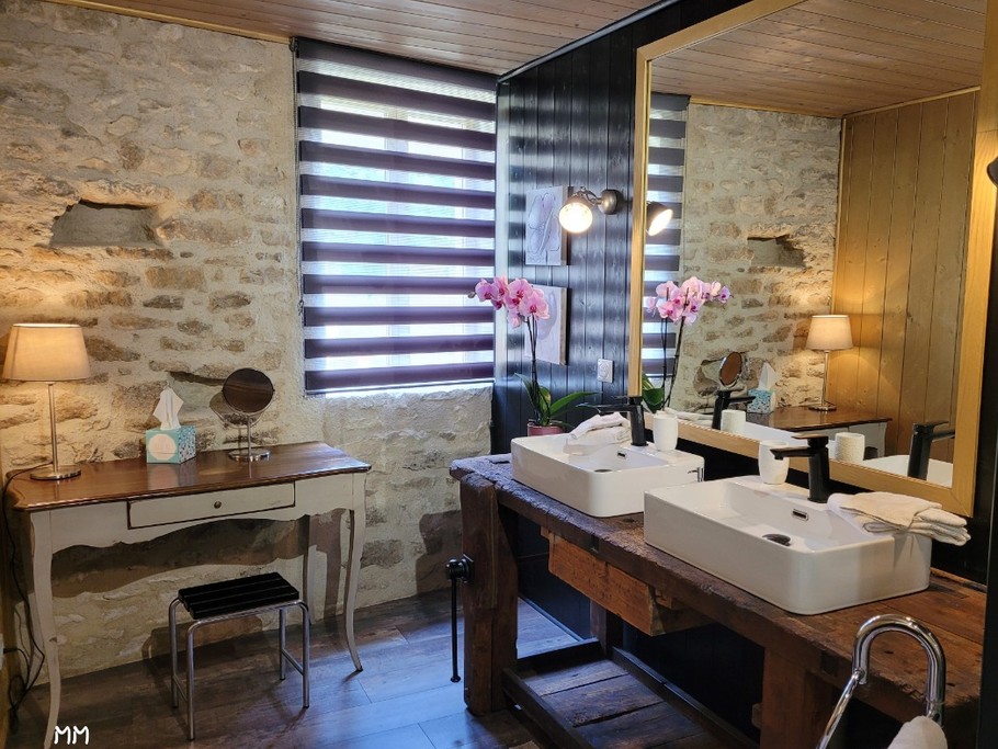 La spacieuse salle d'eau