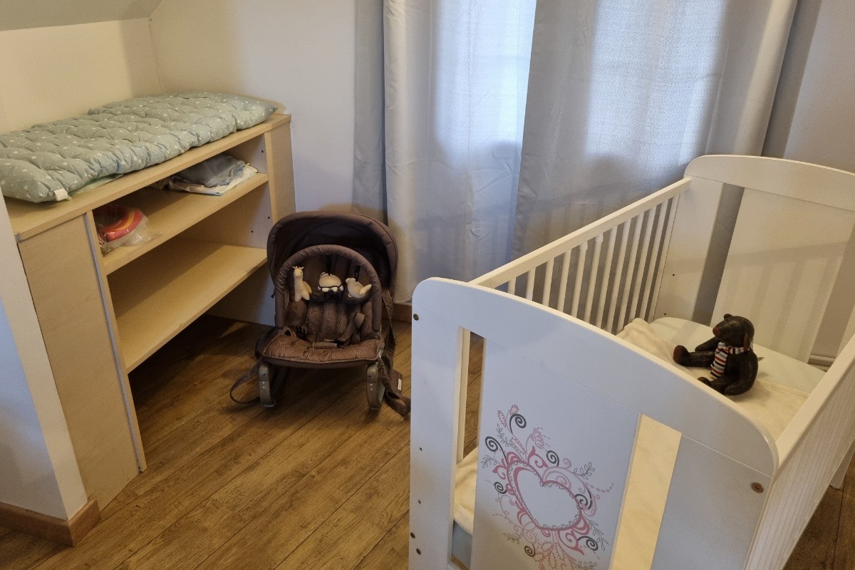 espace bébé: matelas à langer, Transat, adapteur WC,lit en bois avec matelas anti-régurgitation, 1 lit parapluie (monté à la demande)