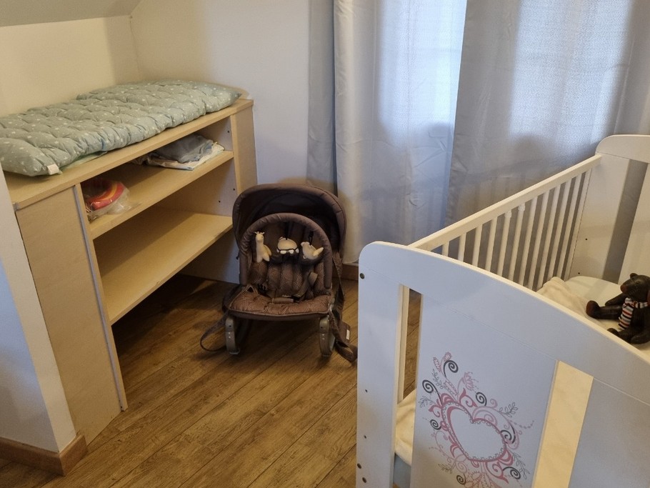 espace bébé: matelas à langer, Transat, adapteur WC,lit en bois avec matelas anti-régurgitation, 1 lit parapluie (monté à la demande)