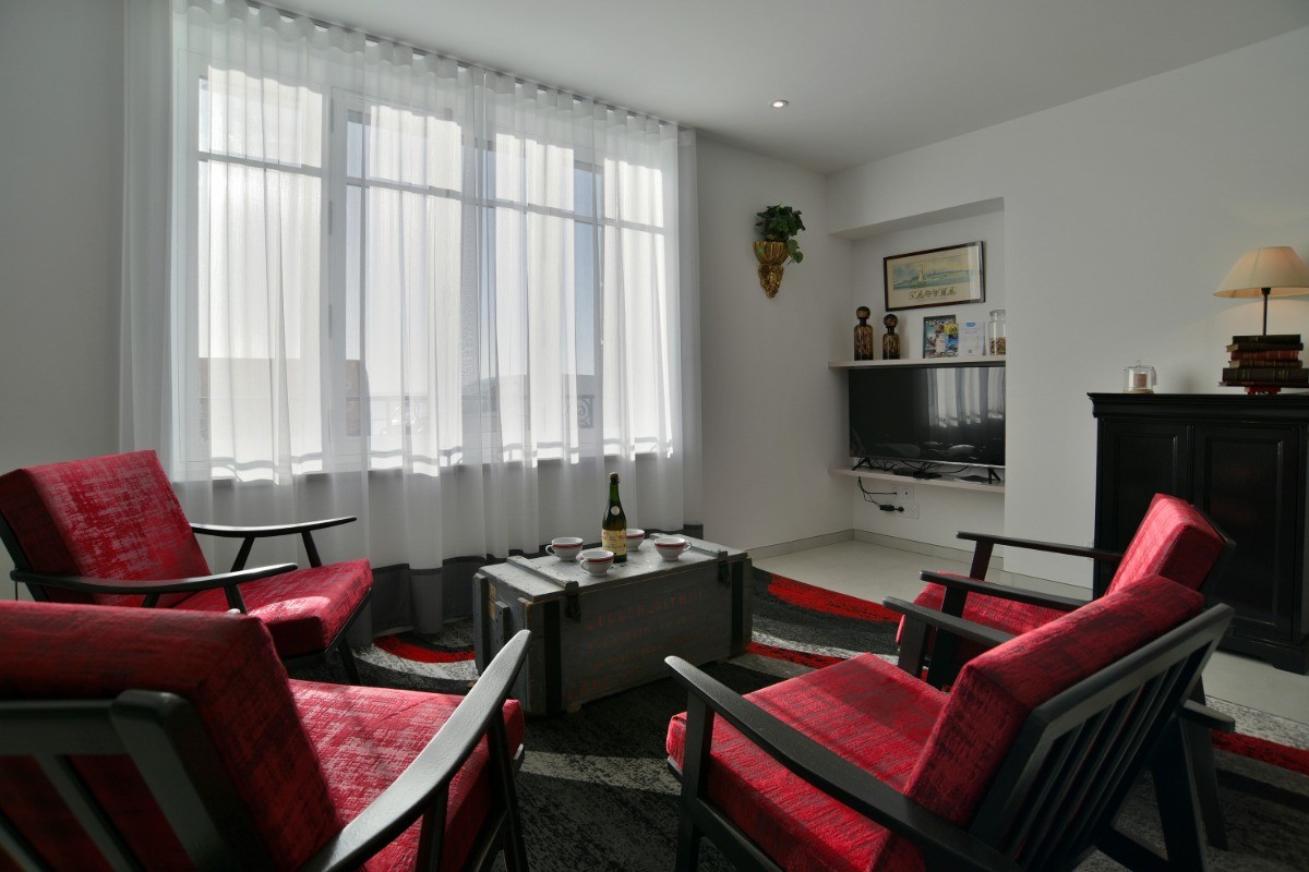 Pièce de vie très lumineuse vue mer, avec coin cuisine, coin salon (canapé convertible très confortable 160 cm) et coin séjour. L'appartement de plain-pied est situé en front de mer au Port de la Houle à Cancale)