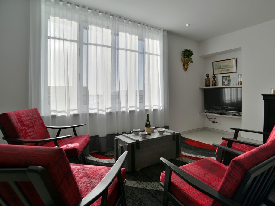 Pièce de vie très lumineuse vue mer, avec coin cuisine, coin salon (canapé convertible très confortable 160 cm) et coin séjour. L'appartement de plain-pied est situé en front de mer au Port de la Houle à Cancale)