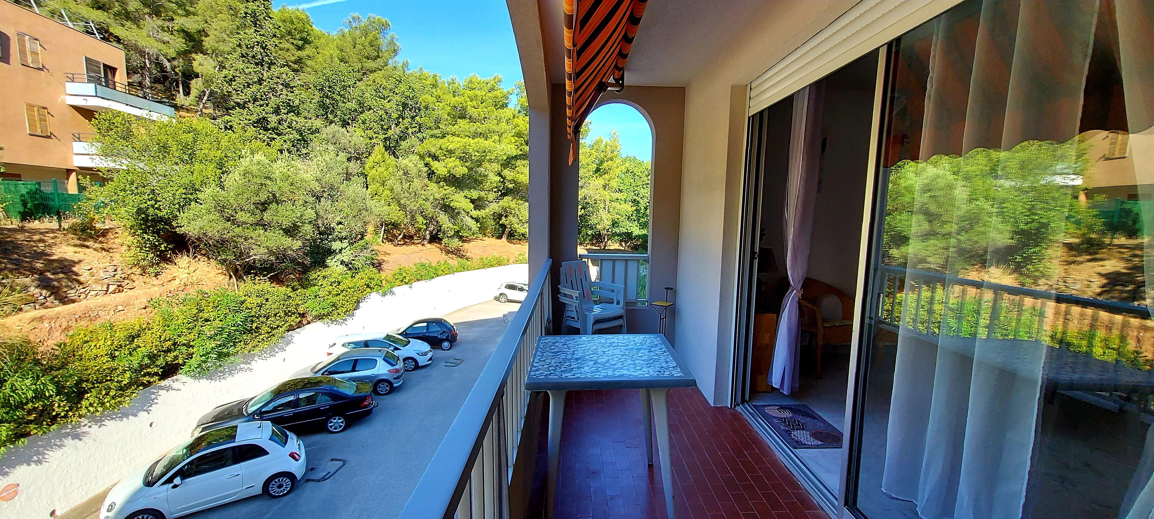 BELLE TERRASSE POUR MANGER DEHORS
