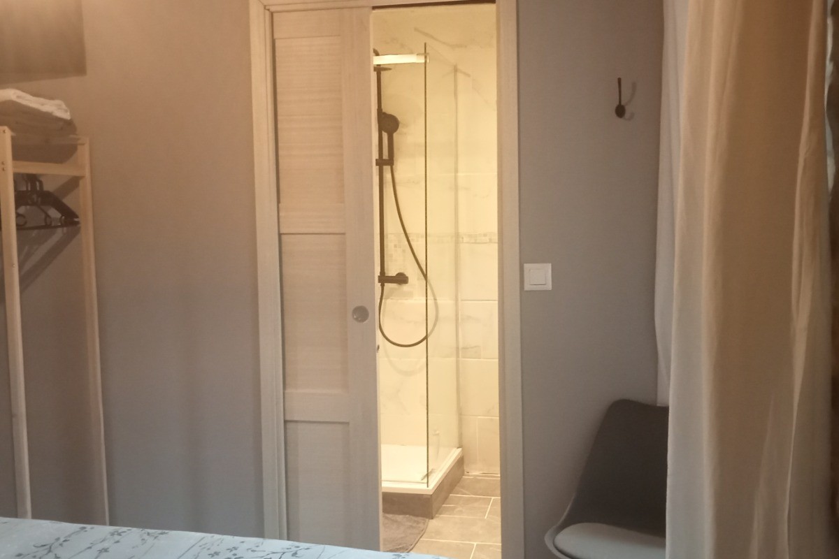 Salle d'eau privative suite Courson RDC