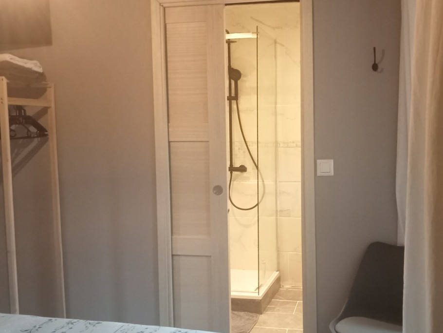 Salle d'eau privative suite Courson RDC