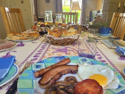 Chambre d'hôtes Clévacances, Ploluha, chez M. et Mme Mac Lachlan, exemple de petit déjeuner avec du salé pour commencer la journée avec gourmandise !