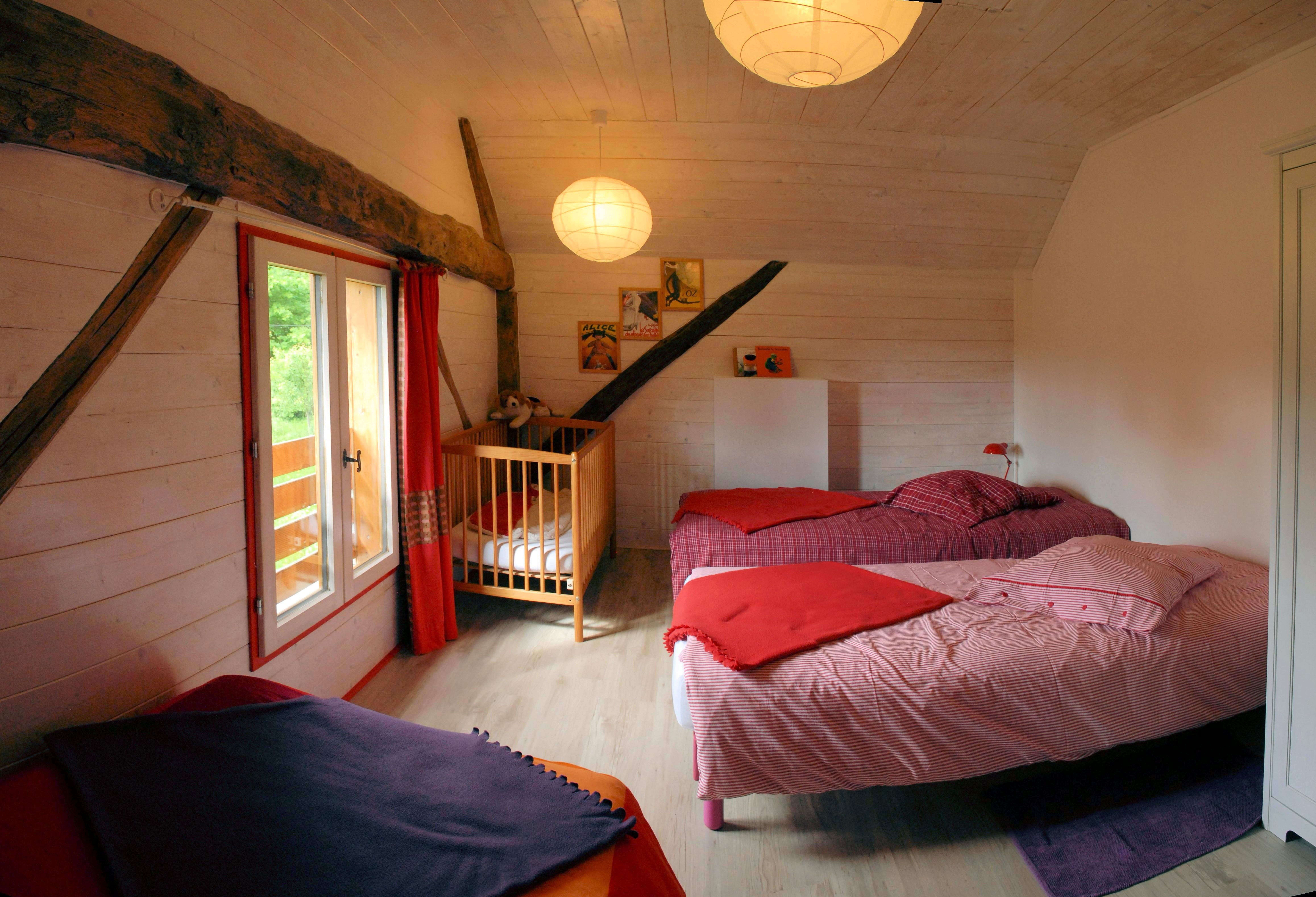 La chambre rouge, 3 lits