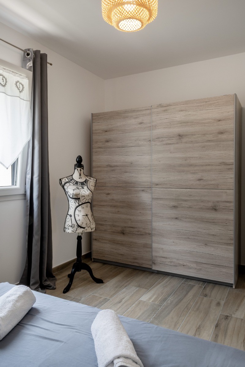 Chambre 1 et son armoire - Les 3 Line