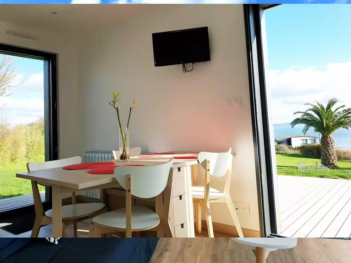 Pièce de vie donnant sur terrasse avec vue mer
