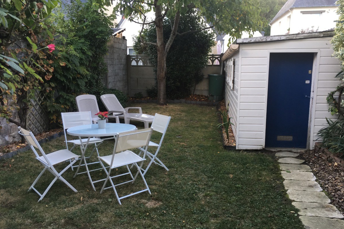 Jardin clos et cabanon à disposition