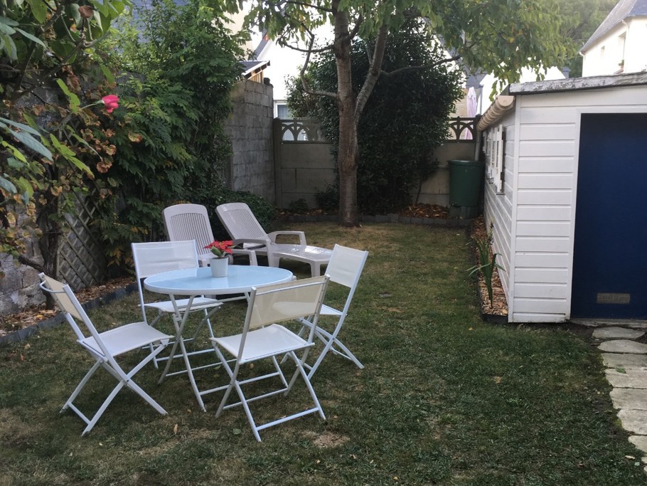 Jardin clos et cabanon à disposition