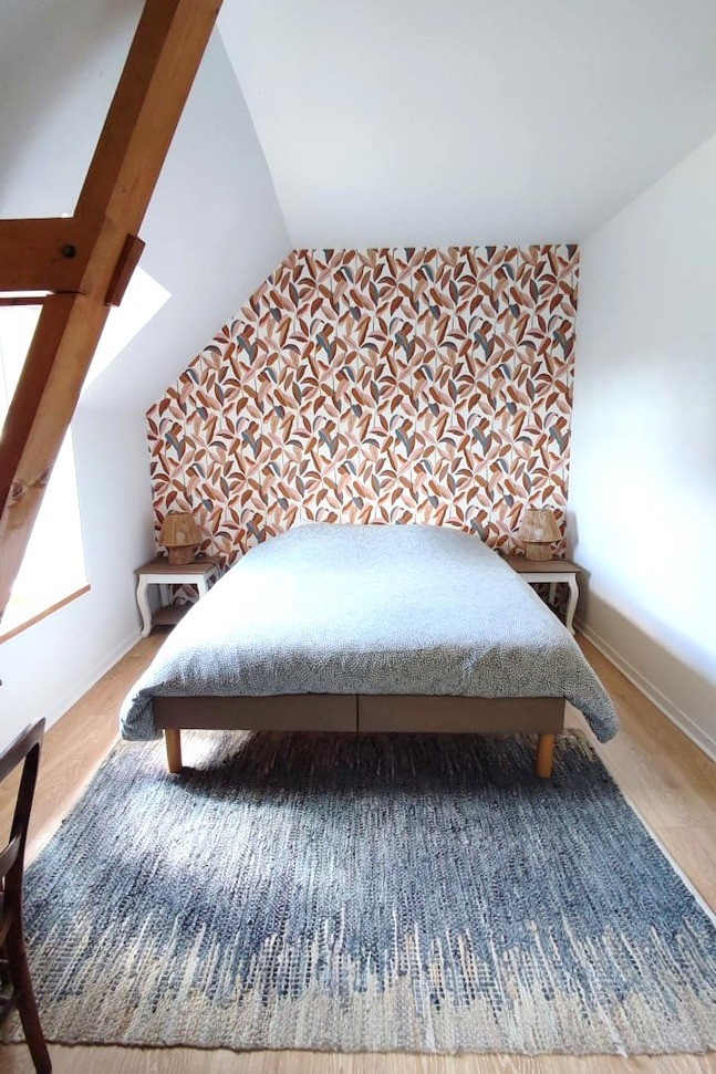 Salle d'eau communicante avec la suite parentale à l'étage. Meuble vasque et douche grande dimension. 
Crédits photo :  Mégane ARNAL