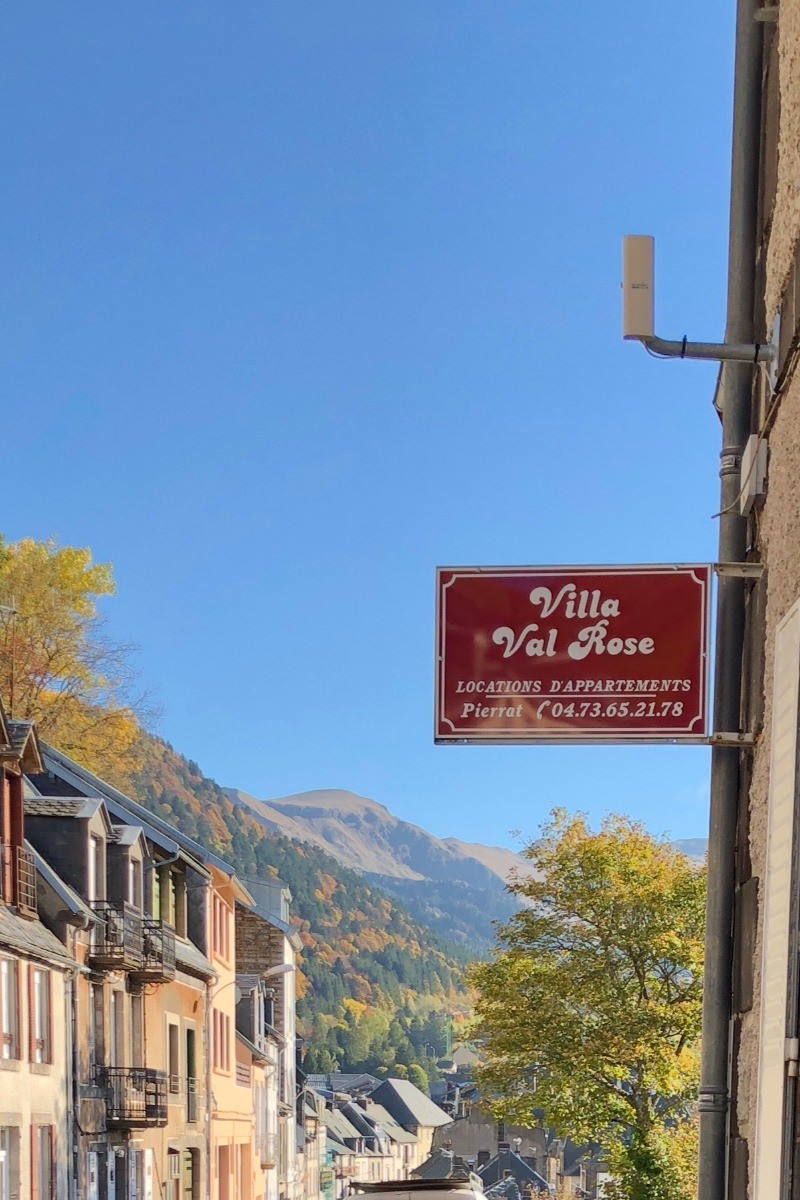 Notre enseigne: promis, on vous commande le même ciel bleu pour vous recevoir !