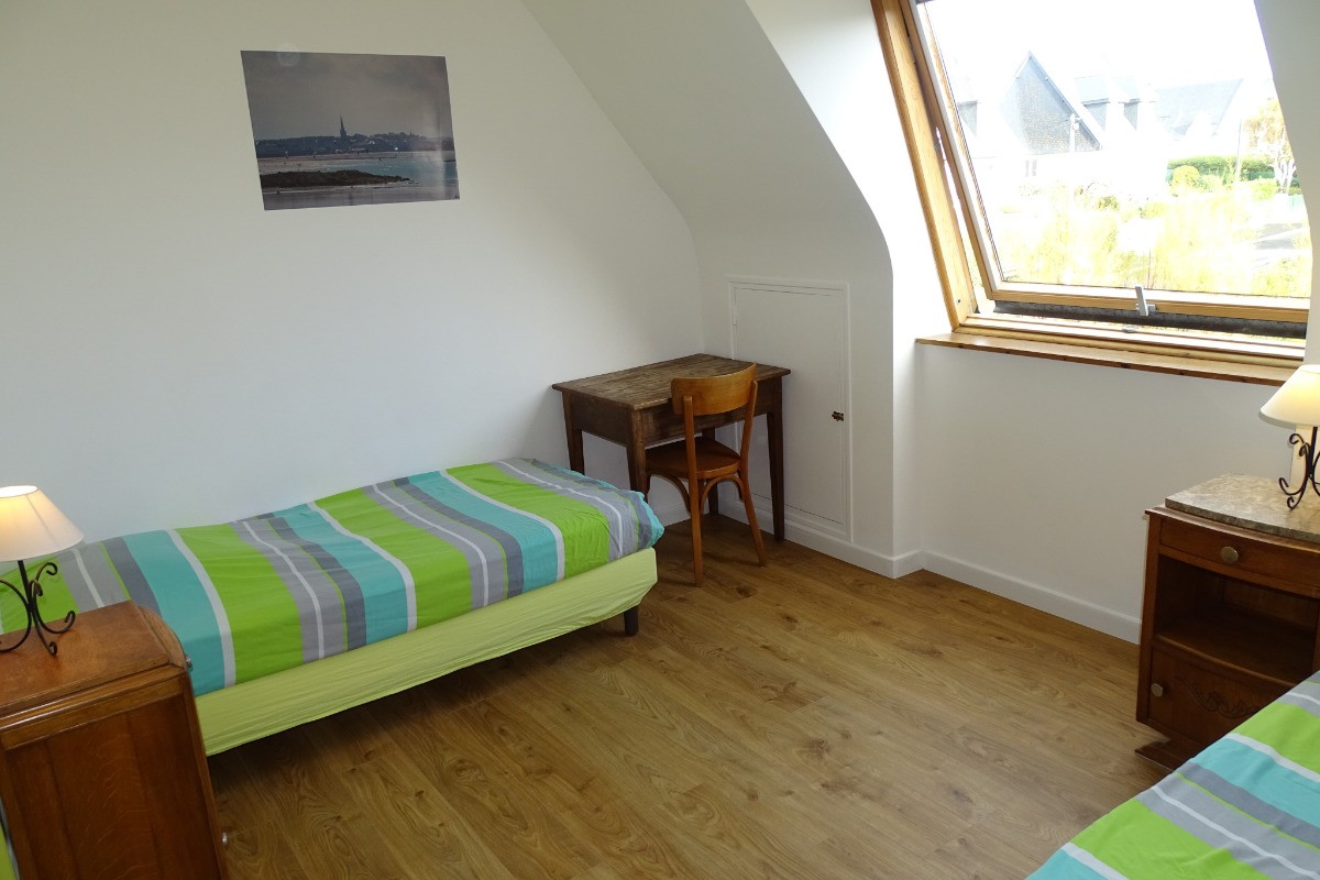 Chambre 2: 2 lits en 90 modulables en lits simples ou double, étagères, table, penderies