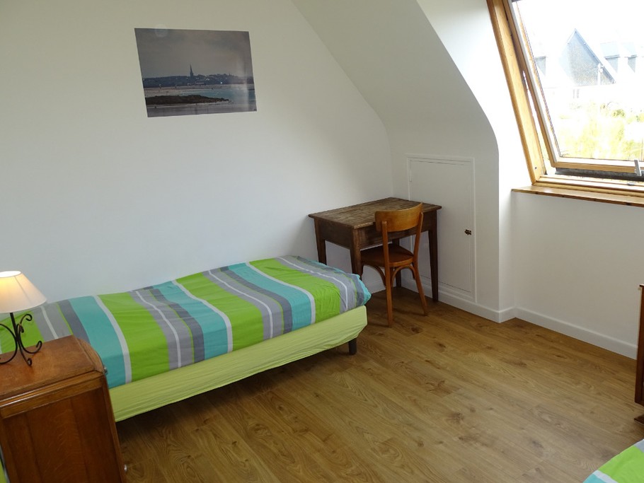 Chambre 2: 2 lits en 90 modulables en lits simples ou double, étagères, table, penderies