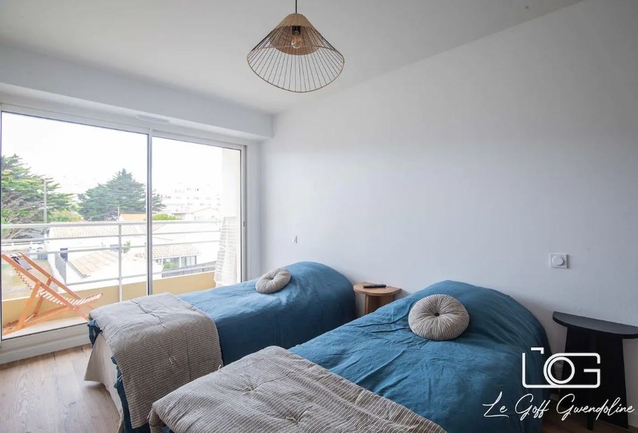 Chambre 2 avec deux lits en 90 et une salle d'eau avec wc attenante