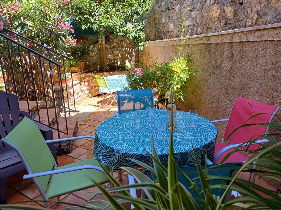 Terrasse partagée avec salon de jardin privatif