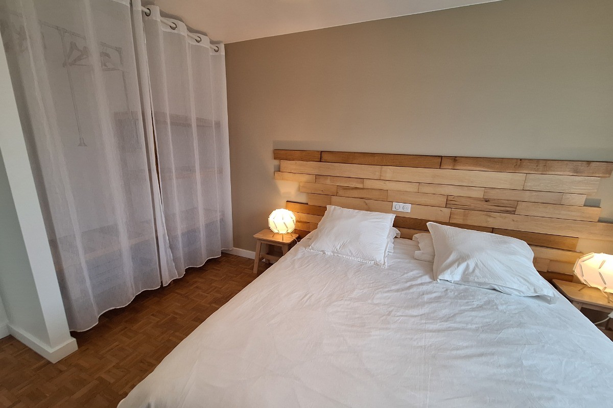 Chambre 1 avec table à langer et lit bébé