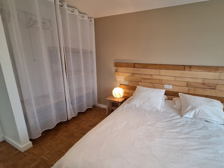 Chambre 1 avec table à langer et lit bébé