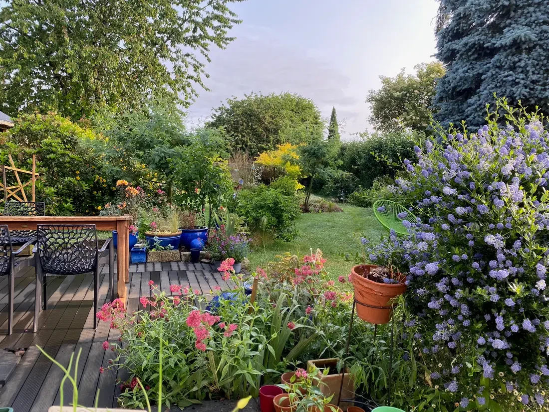 Jardin très arboré avec plusieurs espaces détente