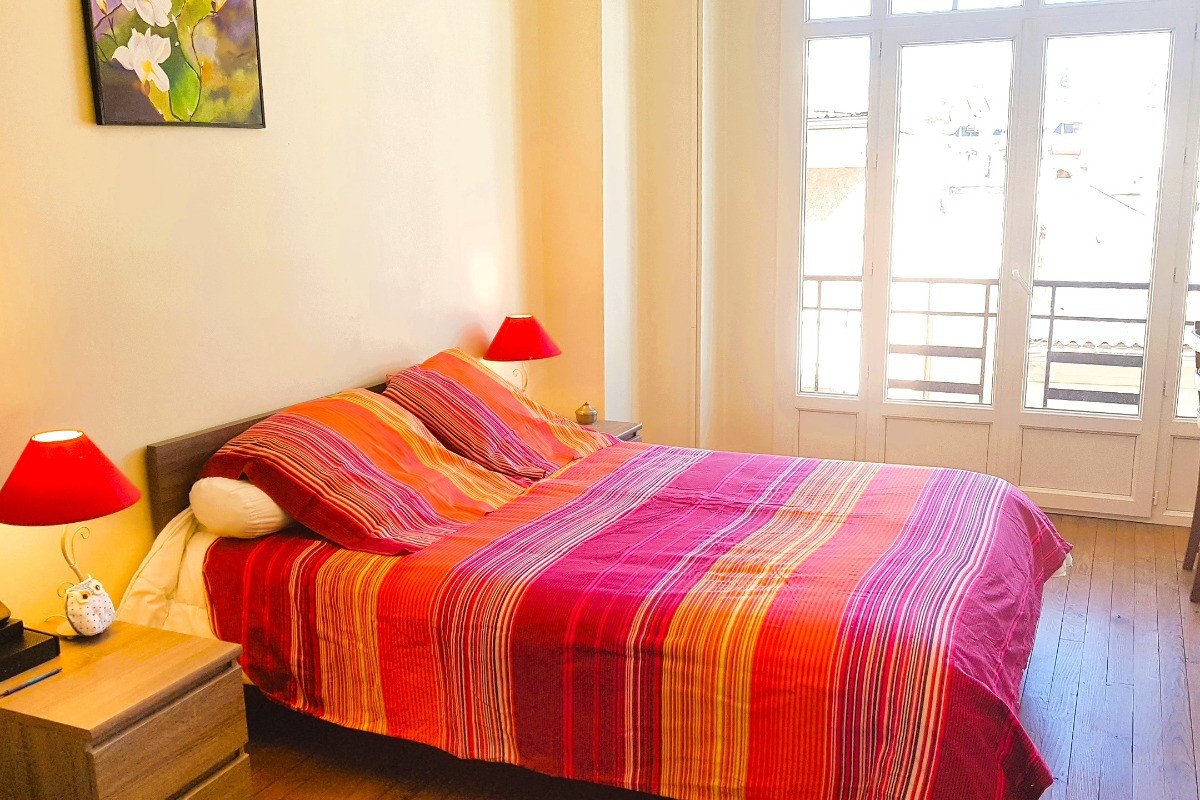 Chambre 1 avec placard et petit bureau